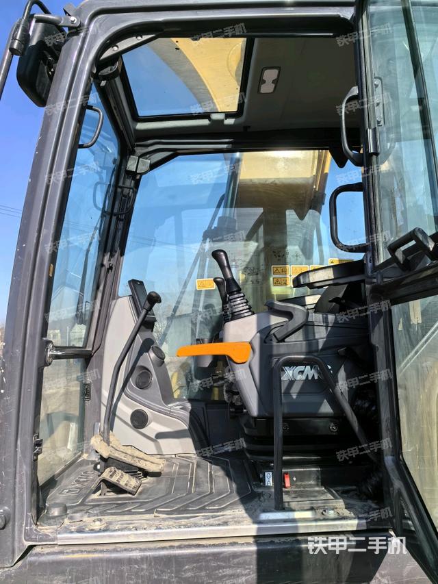 駕駛室整體(整機(jī)外觀) 駕駛室整體(整機(jī)外觀)