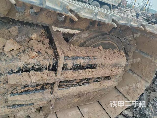 單側(cè)履帶整體(整機(jī)外觀) 單側(cè)履帶整體(整機(jī)外觀)
