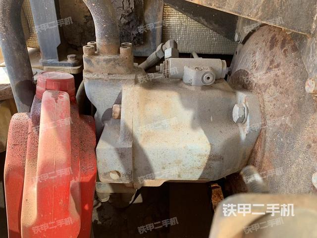 液壓泵艙室正面整體(整機外觀) 液壓泵艙室正面整體(整機外觀)