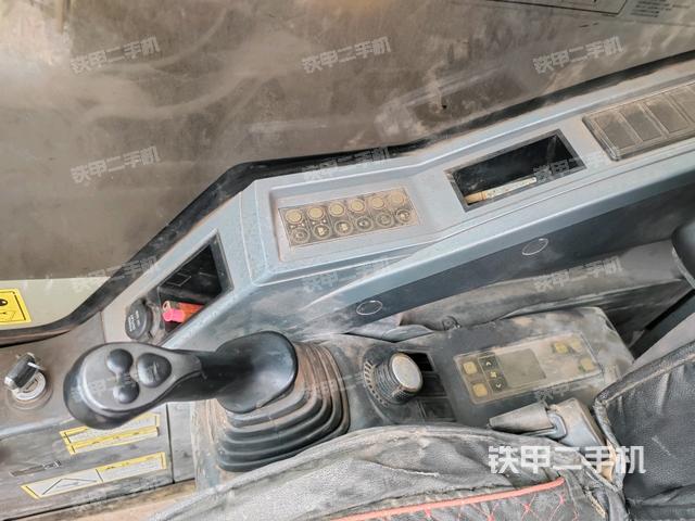 座椅右側(cè)控制臺(tái)/鑰匙門/油門/含右手柄（駕駛室部分）