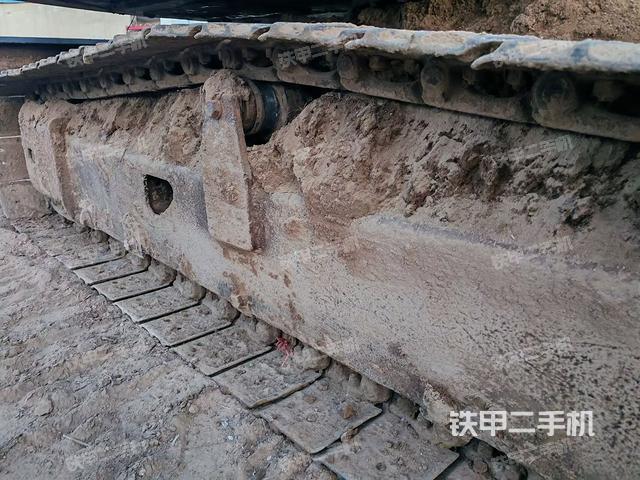 單側(cè)履帶整體(整機(jī)外觀) 單側(cè)履帶整體(整機(jī)外觀)