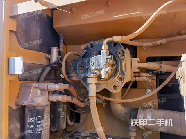 液壓泵艙室正面整體(整機(jī)外觀) 液壓泵艙室正面整體(整機(jī)外觀)
