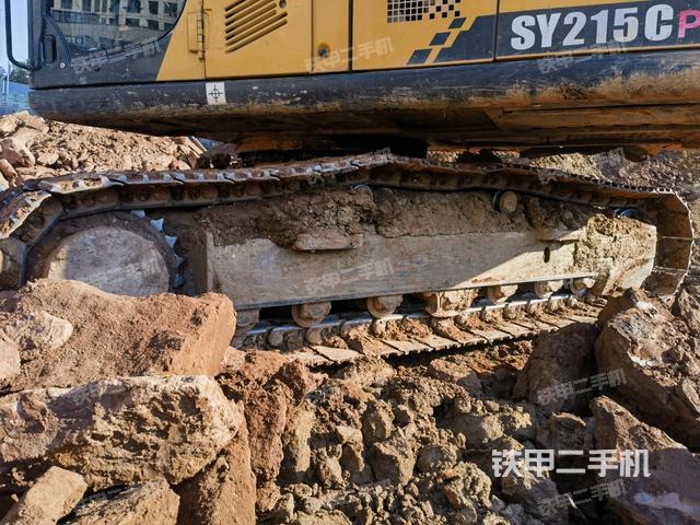 單側(cè)履帶整體(整機(jī)外觀) 單側(cè)履帶整體(整機(jī)外觀)