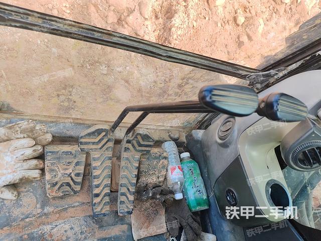 行走控制手柄和踏板?俯拍(駕駛室部分) 行走控制手柄和踏板?俯拍(駕駛室部分)