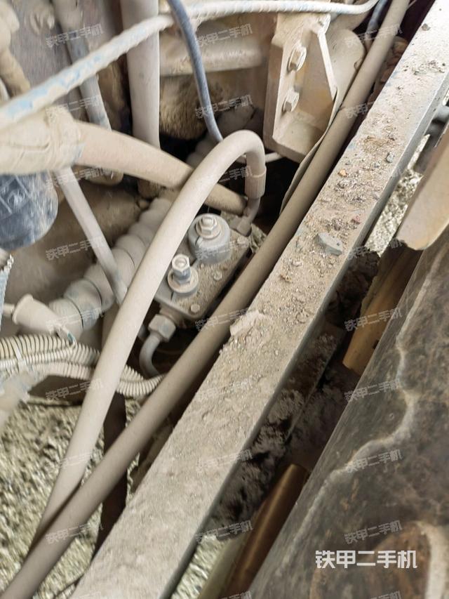 發(fā)動機(jī)右側(cè)全景（壓路機(jī)發(fā)動機(jī)艙）