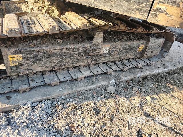 單側(cè)履帶整體(整機(jī)外觀) 單側(cè)履帶整體(整機(jī)外觀)