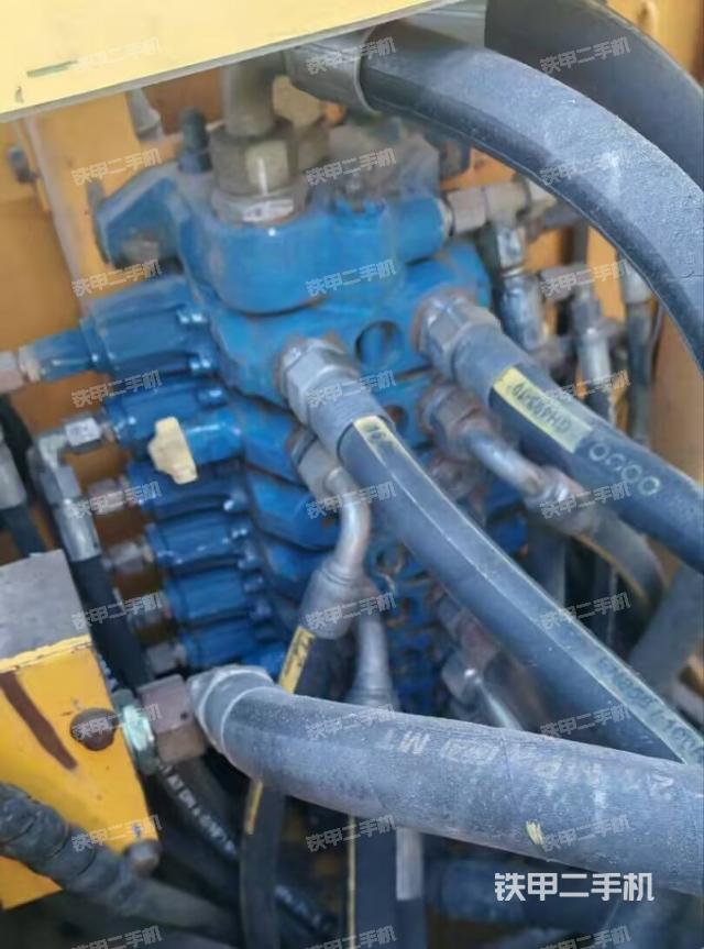 回轉(zhuǎn)馬達(dá)和主控閥（整機(jī)外觀）