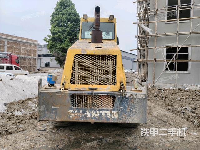 正左側(cè)(壓路機(jī)整機(jī)外觀(guān)) 正左側(cè)(壓路機(jī)整機(jī)外觀(guān))