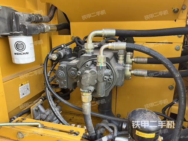 液壓泵艙室正面整體（整機外觀）