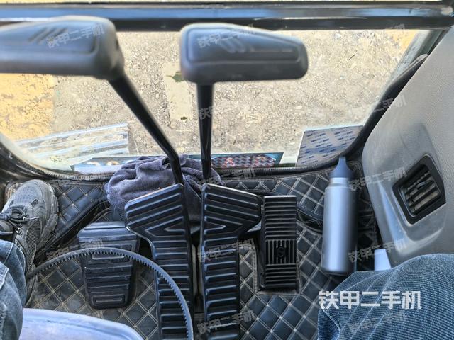 行走控制手柄和踏板?俯拍(駕駛室部分) 行走控制手柄和踏板?俯拍(駕駛室部分)