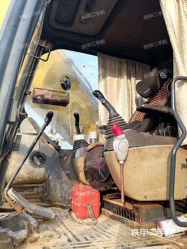 駕駛室整體(整機(jī)外觀) 駕駛室整體(整機(jī)外觀)