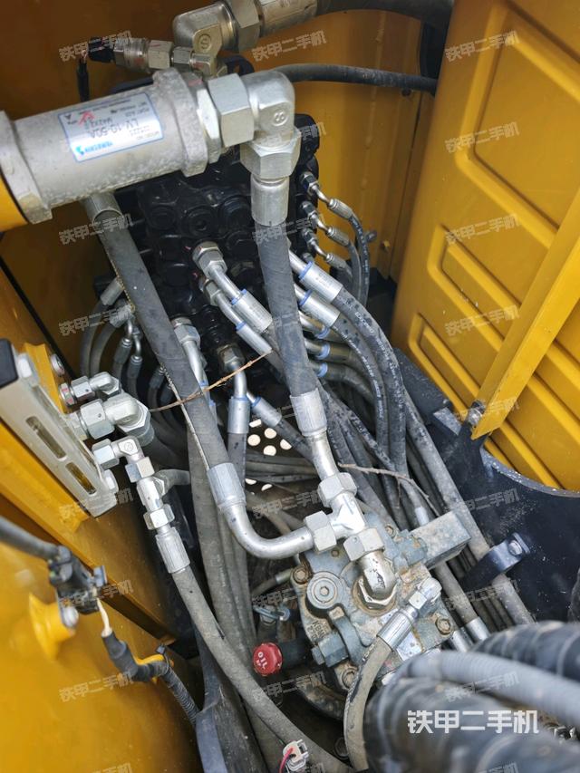 回轉(zhuǎn)馬達(dá)和主控閥(整機外觀) 回轉(zhuǎn)馬達(dá)和主控閥(整機外觀)