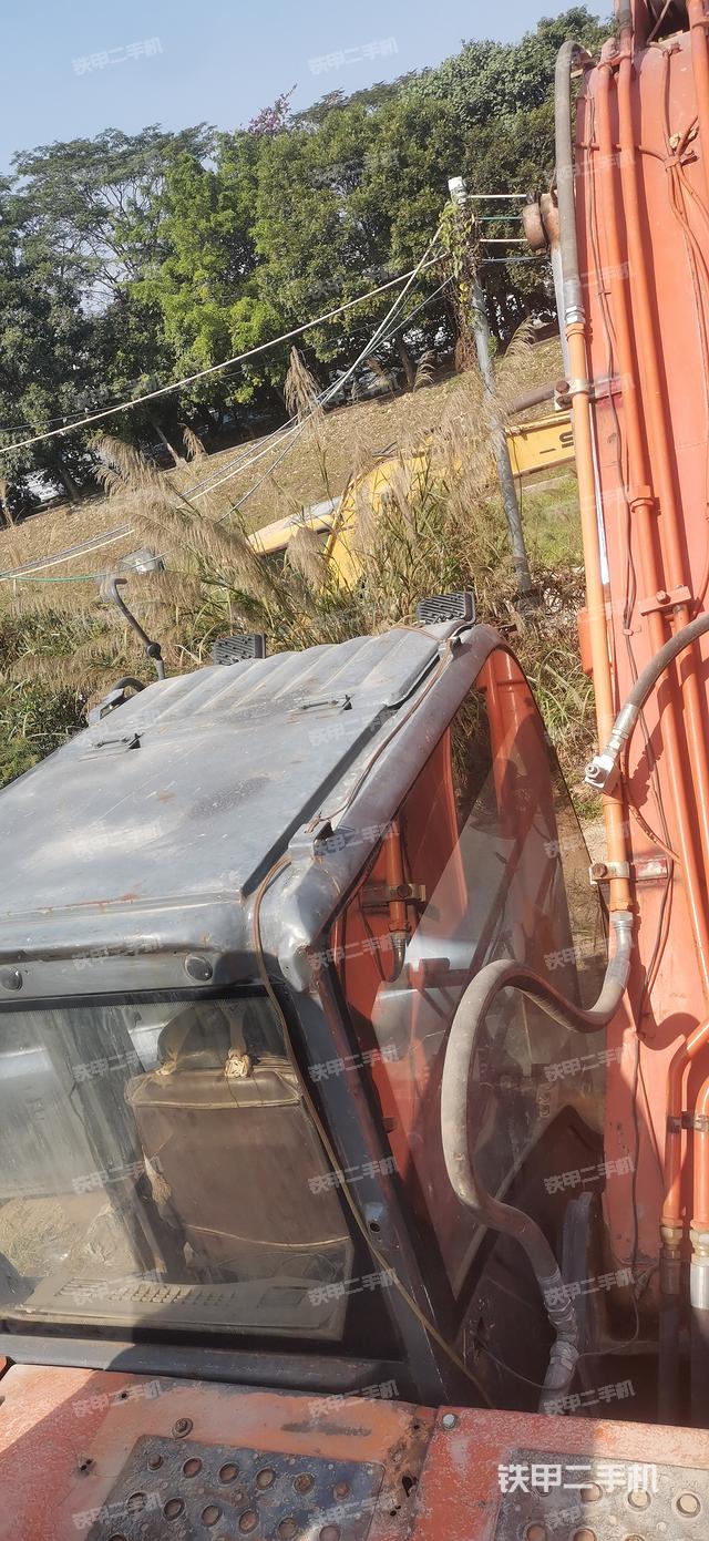 駕駛室頂部(整機(jī)外觀) 駕駛室頂部(整機(jī)外觀)