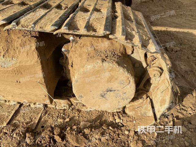 單側(cè)履帶整體(整機(jī)外觀) 單側(cè)履帶整體(整機(jī)外觀)