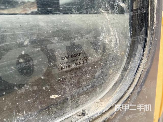 左后方玻璃角標（駕駛室部分）