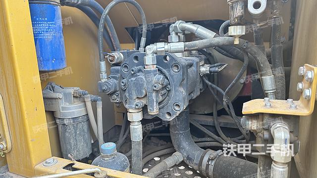 液壓泵艙室正面整體（整機外觀）