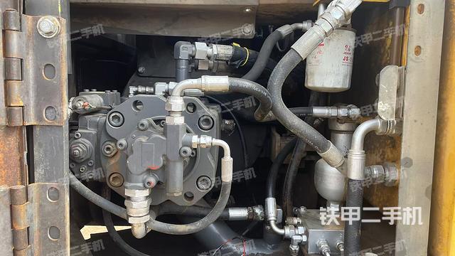 液压泵舱室正面整体（整机外观）