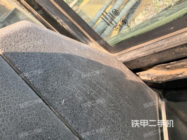 左后方玻璃角標(biāo)（駕駛室部分）