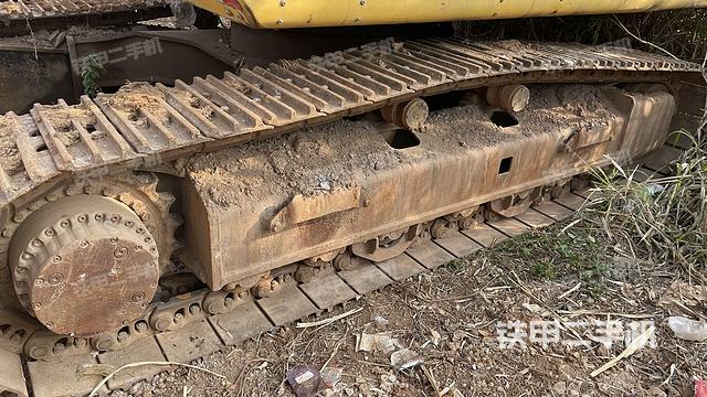 單側(cè)履帶整體(整機(jī)外觀) 單側(cè)履帶整體(整機(jī)外觀)