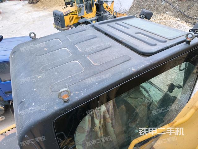 駕駛室頂部（整機外觀）