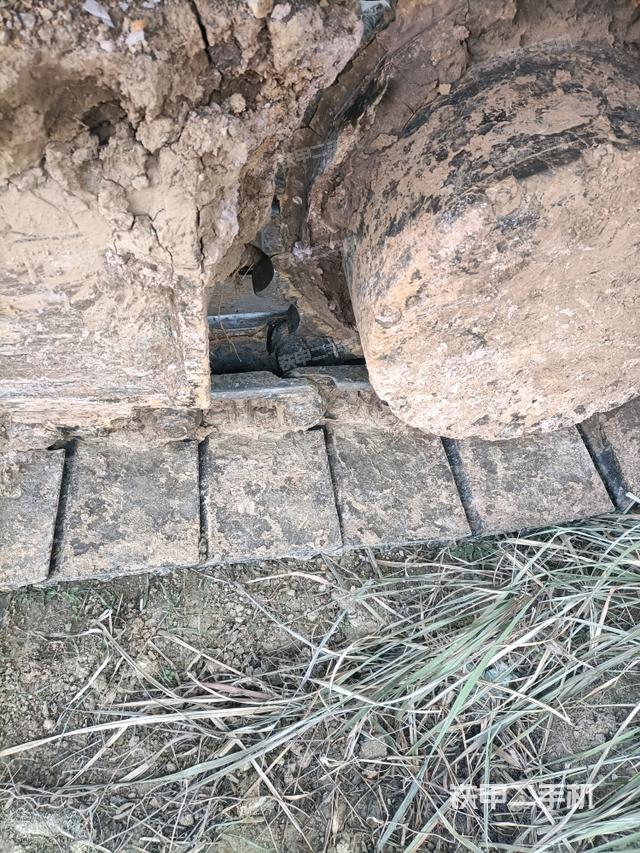 左驅(qū)動輪（行走機構(gòu)）