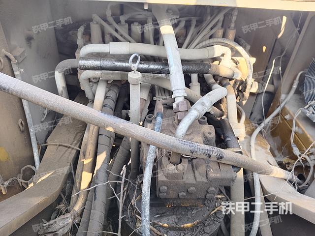 回转马达和主控阀（整机外观）