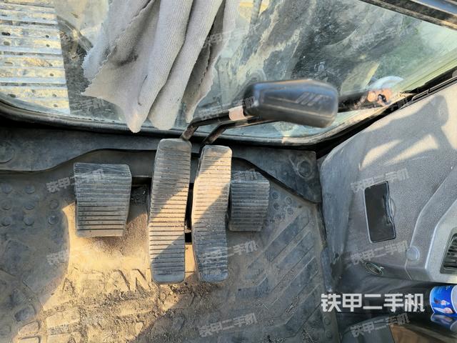 行走控制手柄和踏板?俯拍（駕駛室部分）