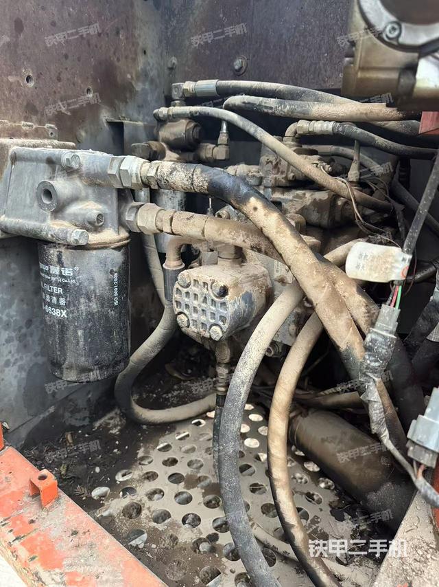 液壓泵艙室正面整體（整機外觀）