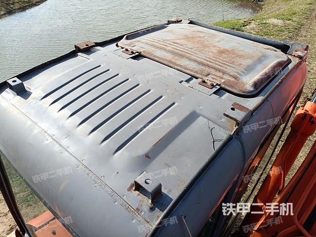 驾驶室顶部（整机外观）