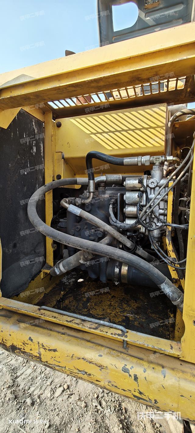 液压泵舱室正面整体（整机外观）