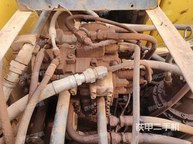 回转马达和主控阀（整机外观）