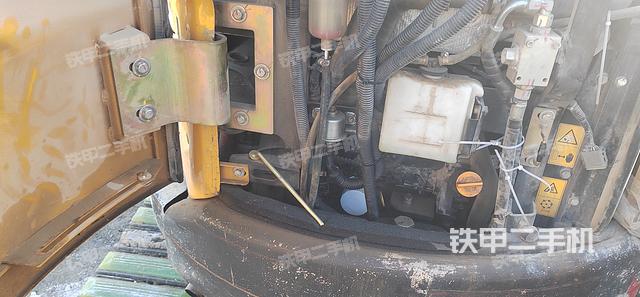 液压泵舱室正面整体（整机外观）