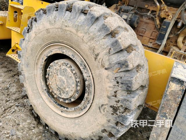 后輪右側(cè)全景(壓路機(jī)前后車(chē)架) 后輪右側(cè)全景(壓路機(jī)前后車(chē)架)