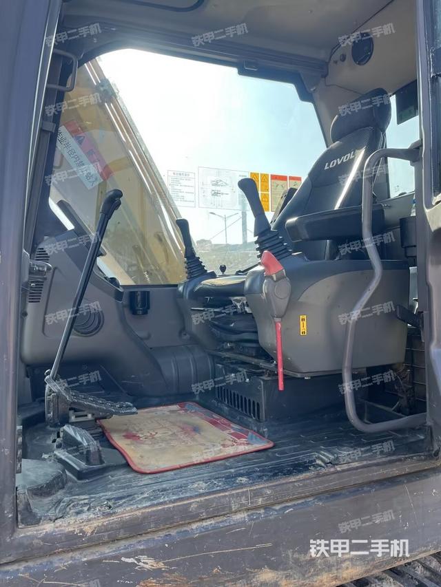 駕駛室整體(整機(jī)外觀) 駕駛室整體(整機(jī)外觀)