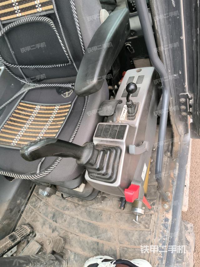 座椅左側(cè)控制臺/音響/含左手柄（駕駛室部分）