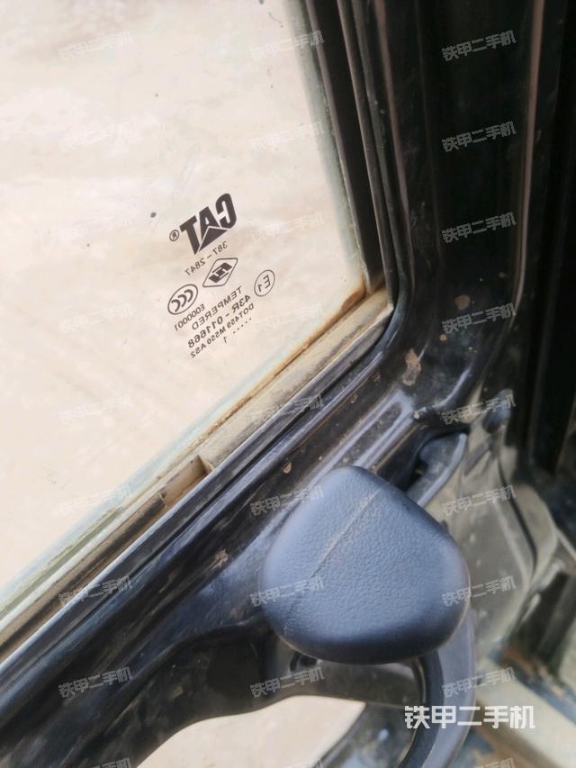 行走控制手柄和踏板?俯拍（駕駛室部分）