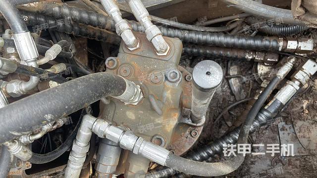 回转马达和主控阀（整机外观）