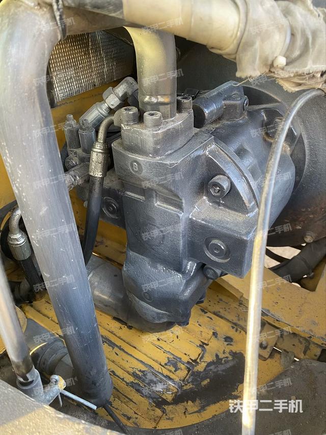 液壓泵艙室正面整體(整機(jī)外觀) 液壓泵艙室正面整體(整機(jī)外觀)