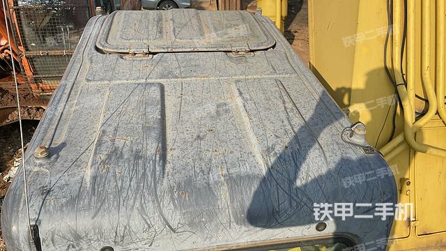 駕駛室頂部(整機(jī)外觀) 駕駛室頂部(整機(jī)外觀)