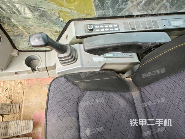 座椅右側(cè)控制臺(tái)/鑰匙門(mén)/油門(mén)/含右手柄(駕駛室部分) 座椅右側(cè)控制臺(tái)/鑰匙門(mén)/油門(mén)/含右手柄(駕駛室部分)