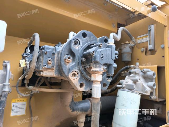 液壓泵艙室正面整體（整機外觀）