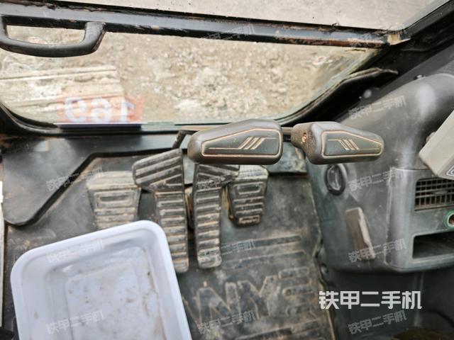 行走控制手柄和踏板?俯拍（駕駛室部分）