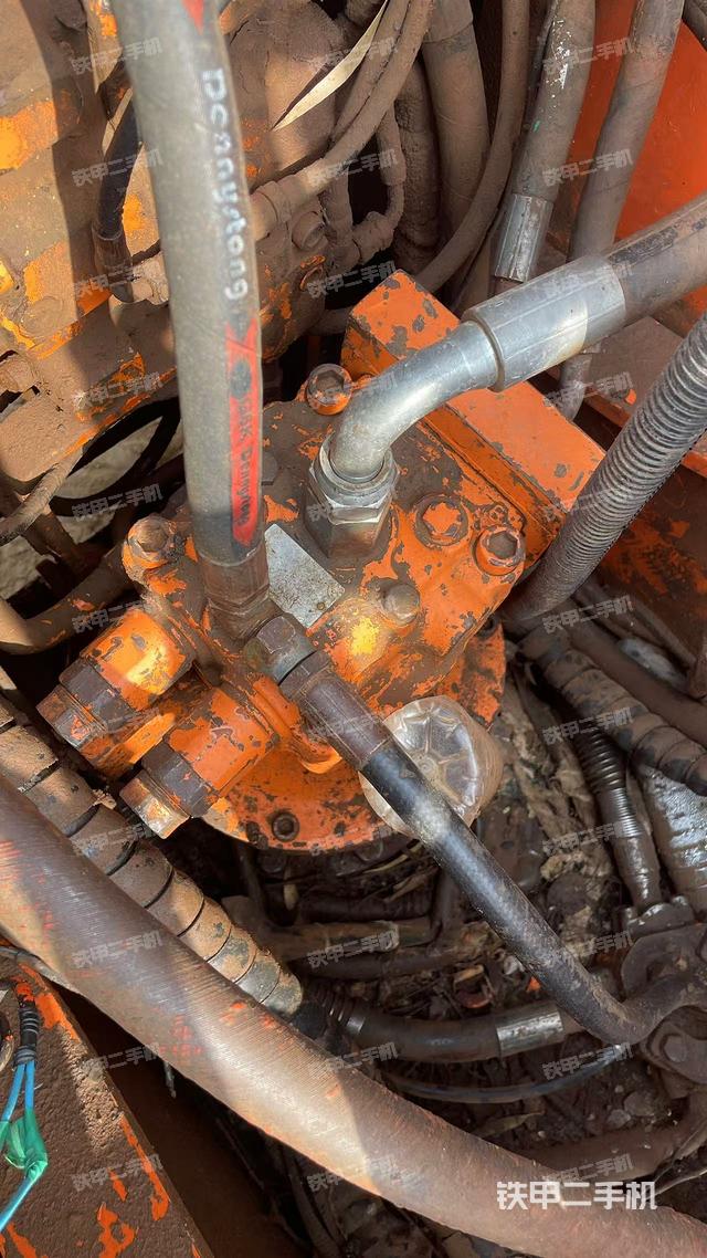 回转马达和主控阀（整机外观）