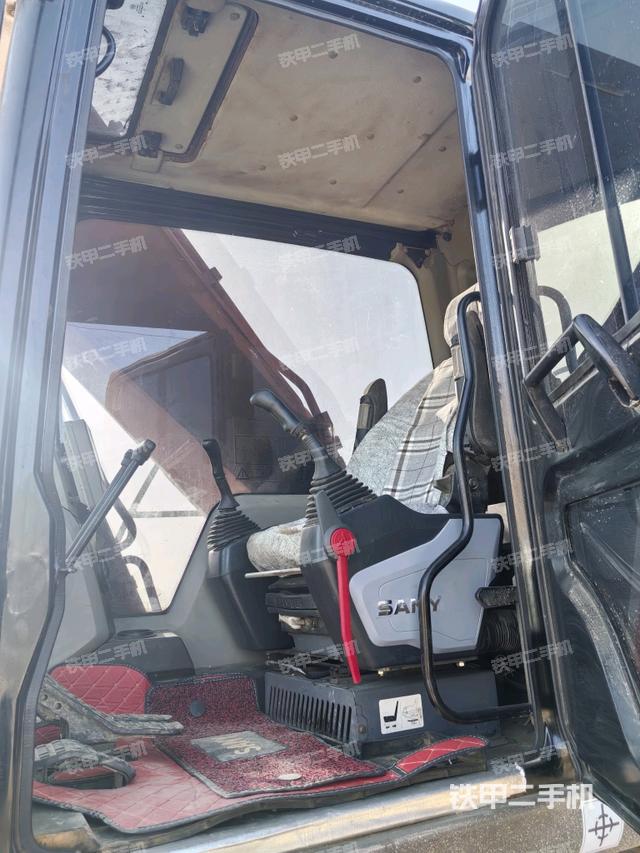 駕駛室整體(整機(jī)外觀) 駕駛室整體(整機(jī)外觀)