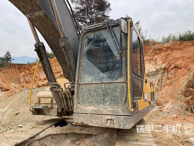 駕駛室左前45度（駕駛室部分）