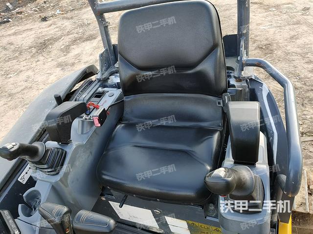 駕駛室頂部（整機外觀）