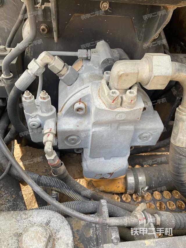 液壓泵艙室正面整體(整機(jī)外觀) 液壓泵艙室正面整體(整機(jī)外觀)