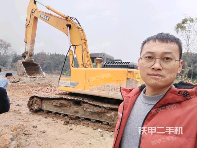 加藤HD820R挖掘机的设备实拍-第1张实拍照片