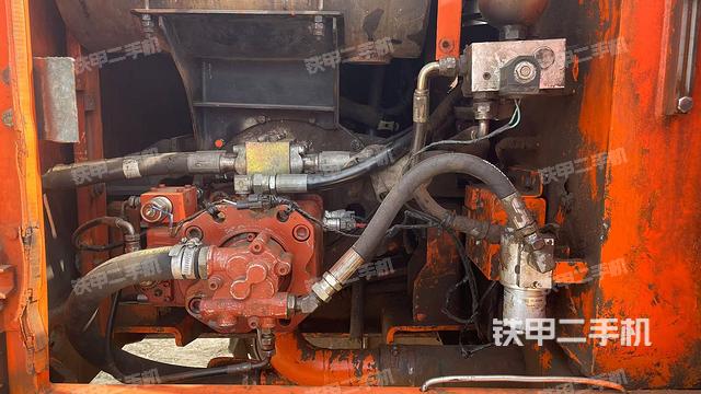 液压泵舱室正面整体（整机外观）