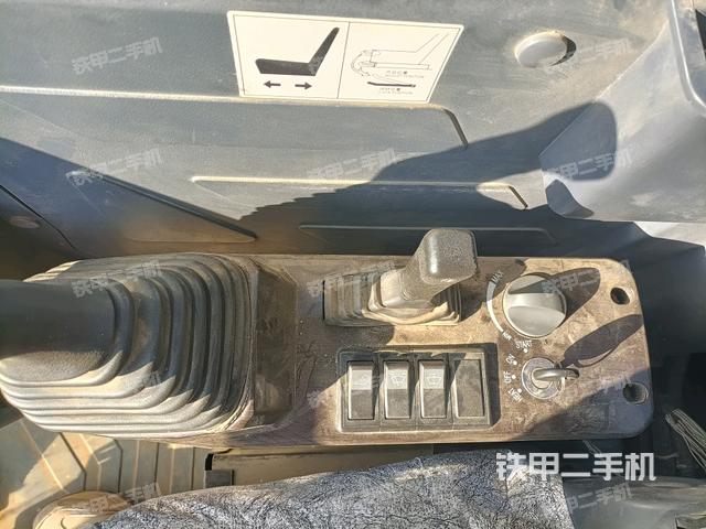 座椅右側(cè)控制臺/鑰匙門/油門/含右手柄(駕駛室部分) 座椅右側(cè)控制臺/鑰匙門/油門/含右手柄(駕駛室部分)